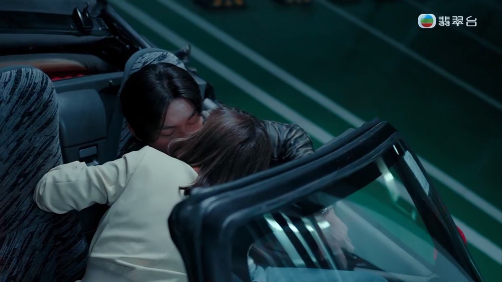 「卓志飞」杨明与「Michelle」姚子羚在停车场激吻。
