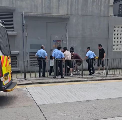 警員在旺角洗衣街埋伏，拘捕到場收錢的騙徒。fb「George Chan」影片截圖