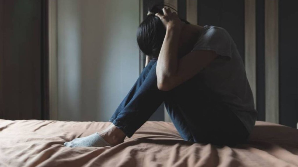 河南15歲女生被中年男班主任帶往酒店猥褻，男教師事後僅被行拘10日與降職。iStock