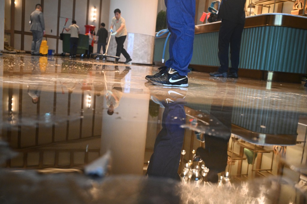 超強颱風樺加沙︱十號風球下，富麗敦海洋公園酒店玻璃門爆裂，工作人員忙於善後。蘇正謙攝