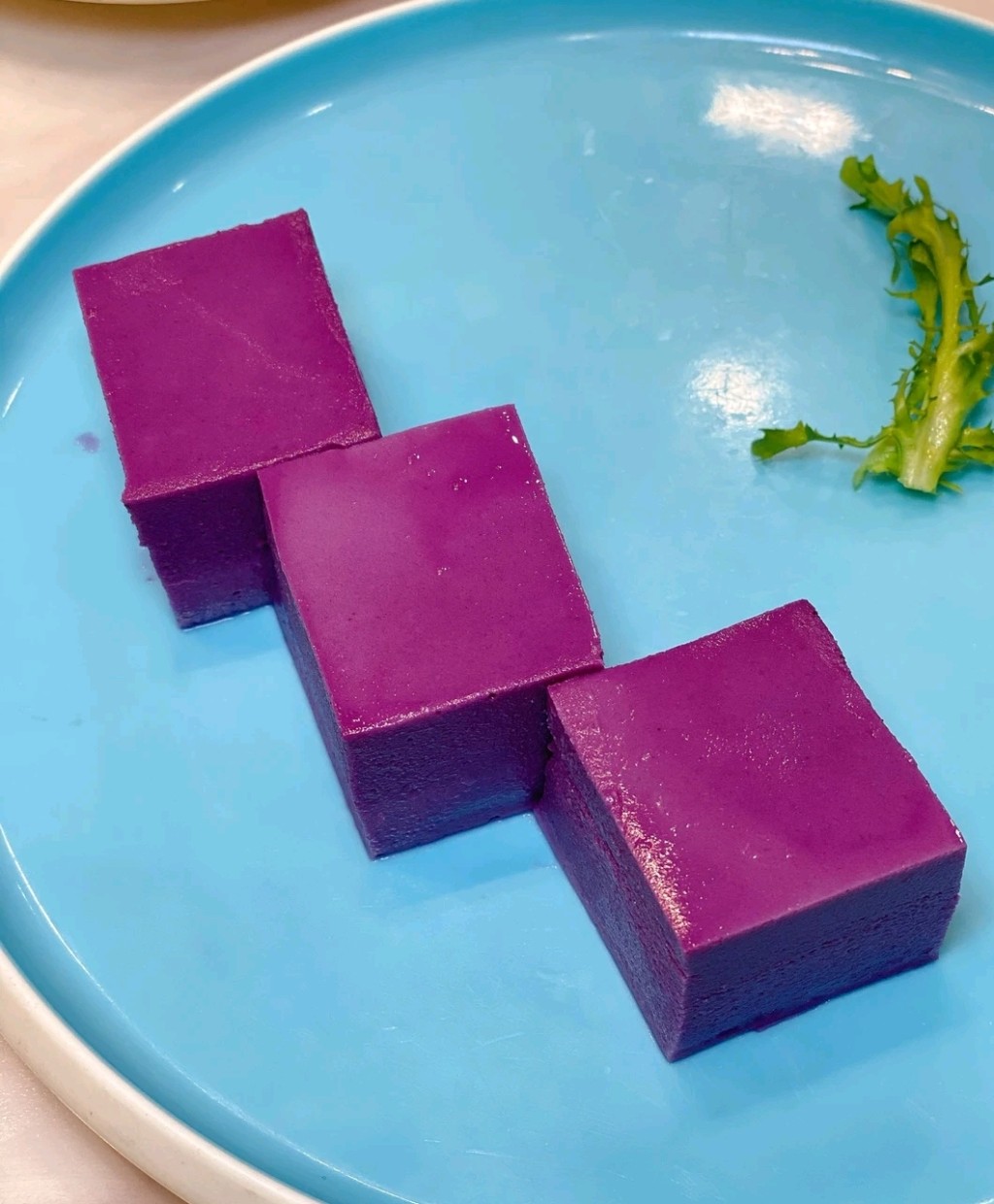 广州饮茶2024｜1. 丘大6仔记餐厅 芝士紫薯糕，冰凉甜滑。（图片来源：Trip.com＠小陆不乱馔）