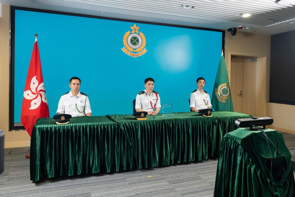 海關副關長(管制及執法)胡偉軍(中)及海關有組織罪案調查科人員出席有關視像頒獎典禮。 海關副關長(管制及執法)胡偉軍(中)及海關有組織罪案調查科人員出席有關視像頒獎典禮。