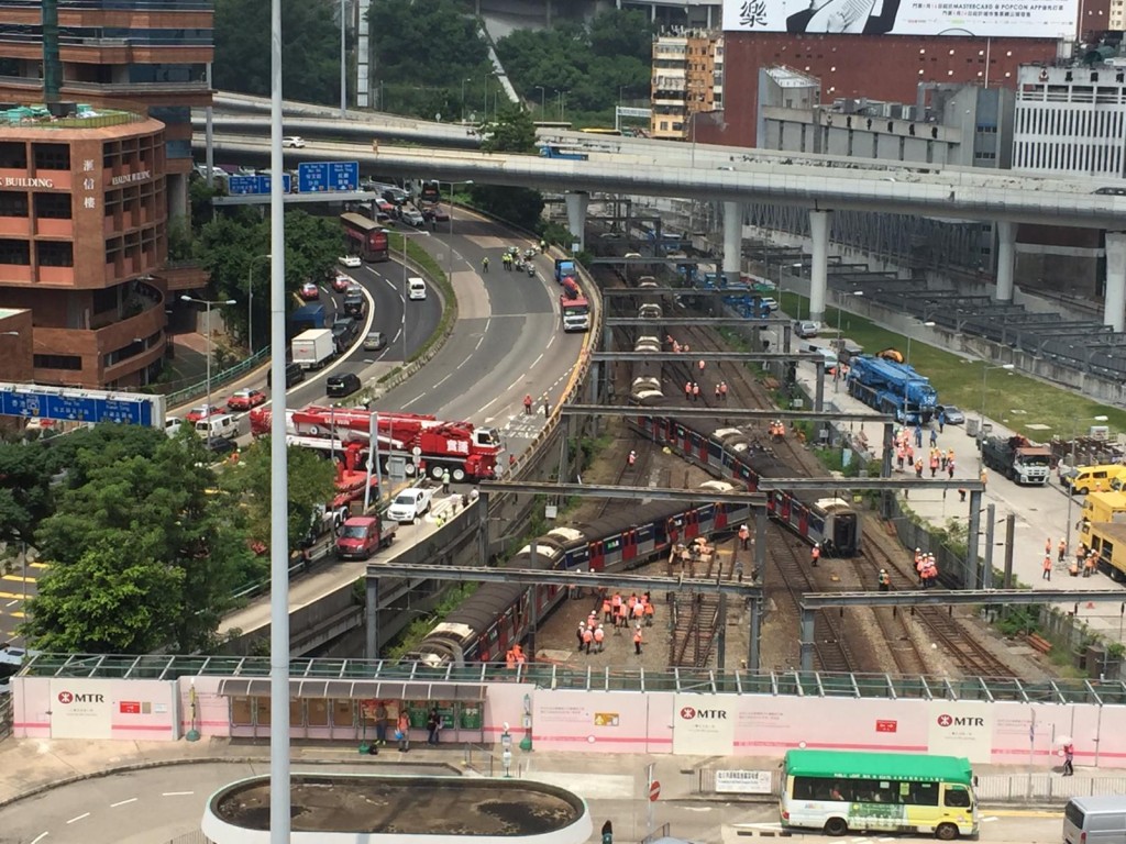 巨型吊臂車到場準備移走出軌車廂。