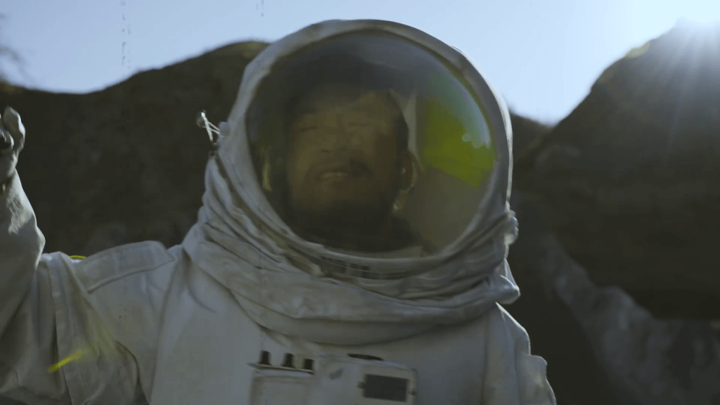 降澤多吉扮演太空人介紹墨石公園。