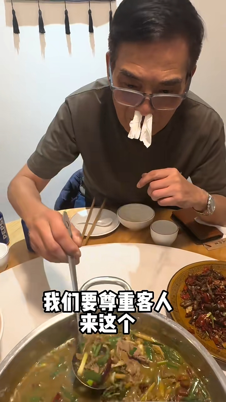 隨後經過一番掙扎，李國麟就用紙巾塞住鼻孔豁出試食。