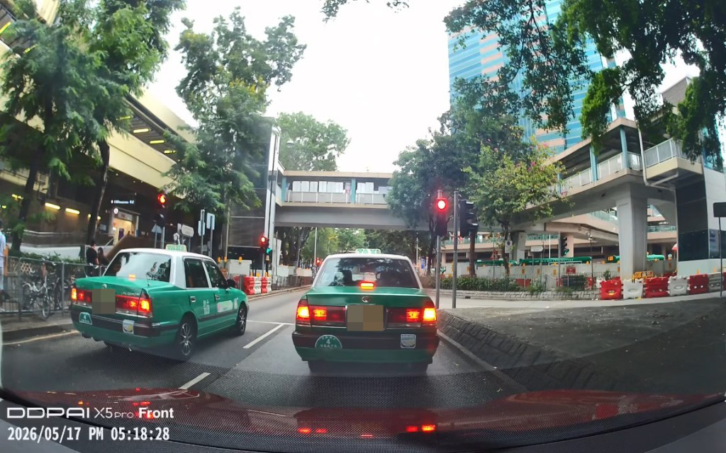兩輛的士在上水新運路近港鐵上水站外,涉嫌違反紅色交通燈號指示。網上片段截圖 兩輛的士在上水新運路近港鐵上水站外,涉嫌違反紅色交通燈號指示。網上片段截圖