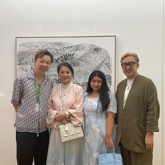 而早前胡慧中与爱女何嘉珍一起现身艺术展时，其孭着有“小房子”之称并价值两百万的 白色Hermès Faubourg Birkin Bag被不少网民怀疑真伪。