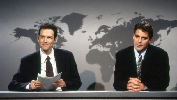 Norm(左)在《SNL》曾跟佐治古尼任新闻报道员。