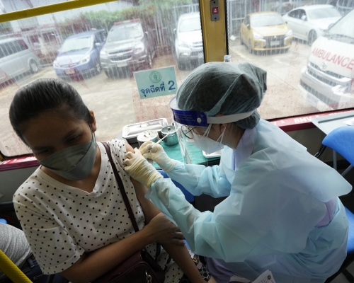 泰國擬於10月起開始混合接種疫苗。AP圖