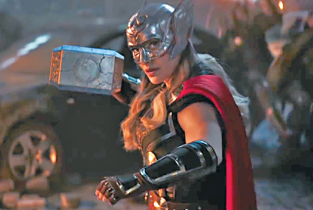 ■「女雷神」妮妲莉有強壯的臂彎！
