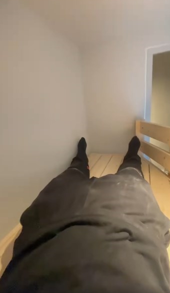 搭好高架床後,家具製造公司的工人爬 木梯上床試瞓,展示了雙腳不能「大字」 形打開的「Y字形」睡姿。Threads截圖 搭好高架床後,家具製造公司的工人爬 木梯上床試瞓,展示了雙腳不能「大字」 形打開的「Y字形」睡姿。Threads截圖
