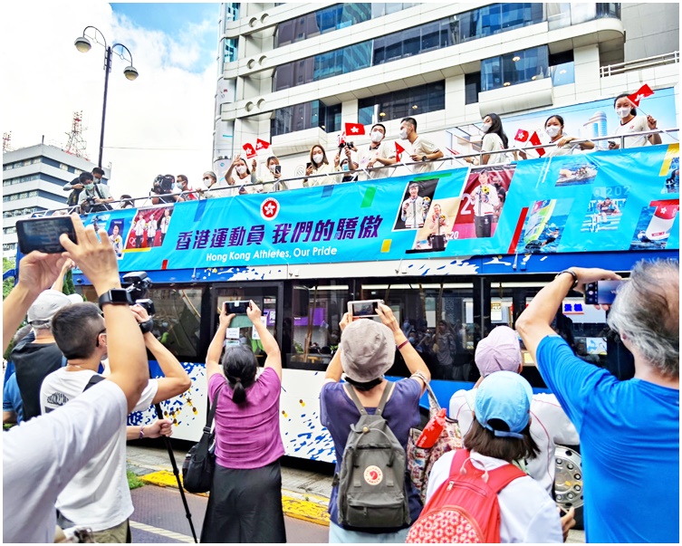 市民向運動員揮手喝釆。