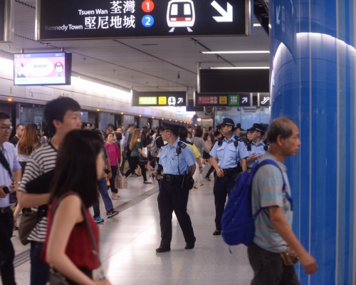 警員在金鐘站內巡邏。