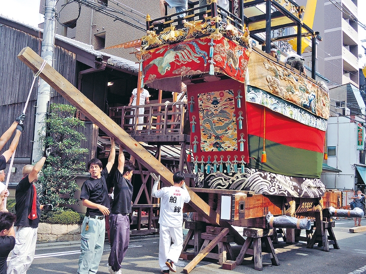 「山」及「鉾」只用木材及繩索組建。