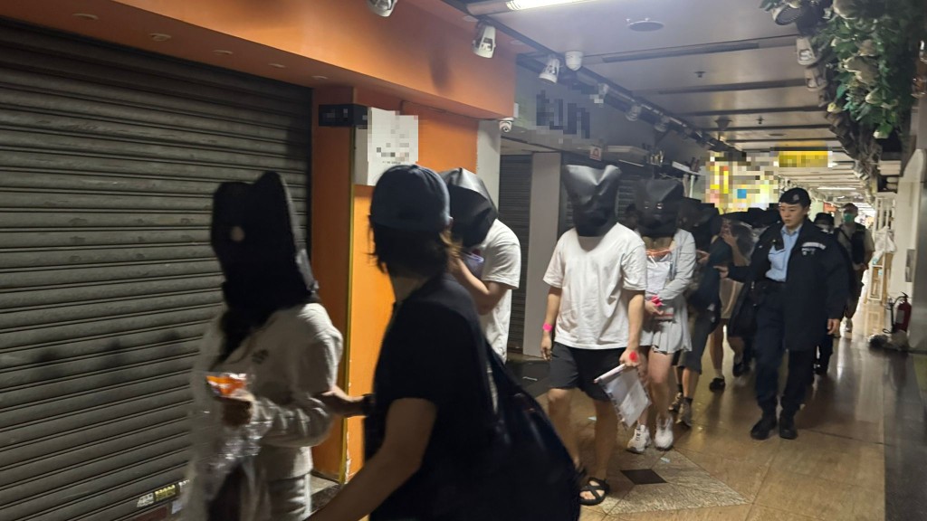 行动中拘捕72人。