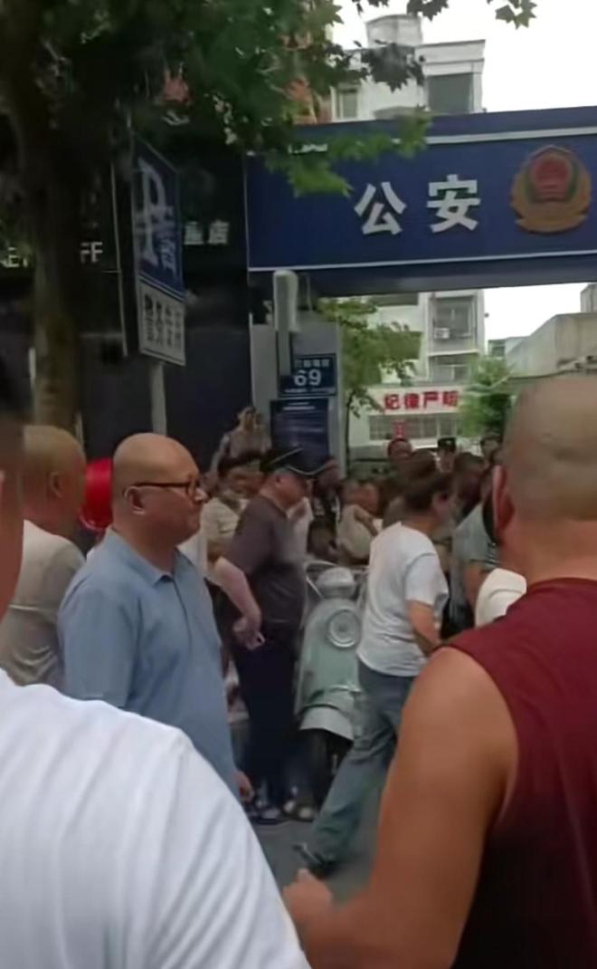 大批家長包圍公安局討要說法。X 大批家長包圍公安局討要說法。X