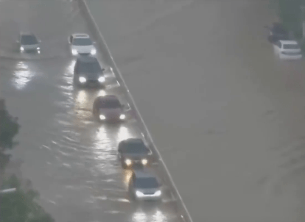 廣西玉林暴雨，車輛涉水而行。 網片截圖