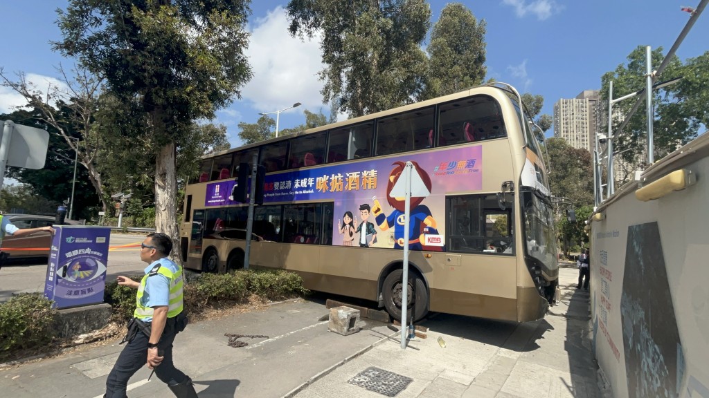 九巴直剷花槽。楊偉亨攝