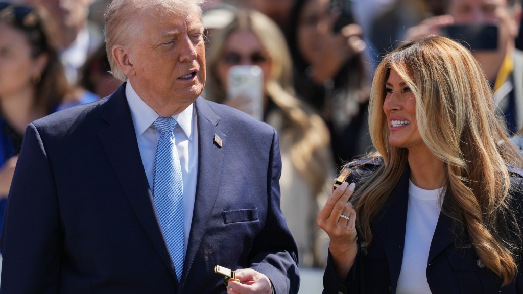 特朗普与梅拉尼娅主持白宫滚彩蛋活动。 美联社 特朗普与梅拉尼娅主持白宫滚彩蛋活动。 美联社