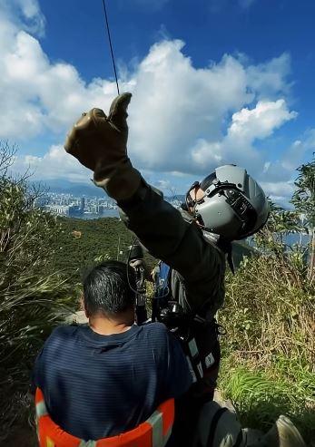 飛行服務隊醫護爭分奪秒救人。 飛行服務隊醫護爭分奪秒救人。