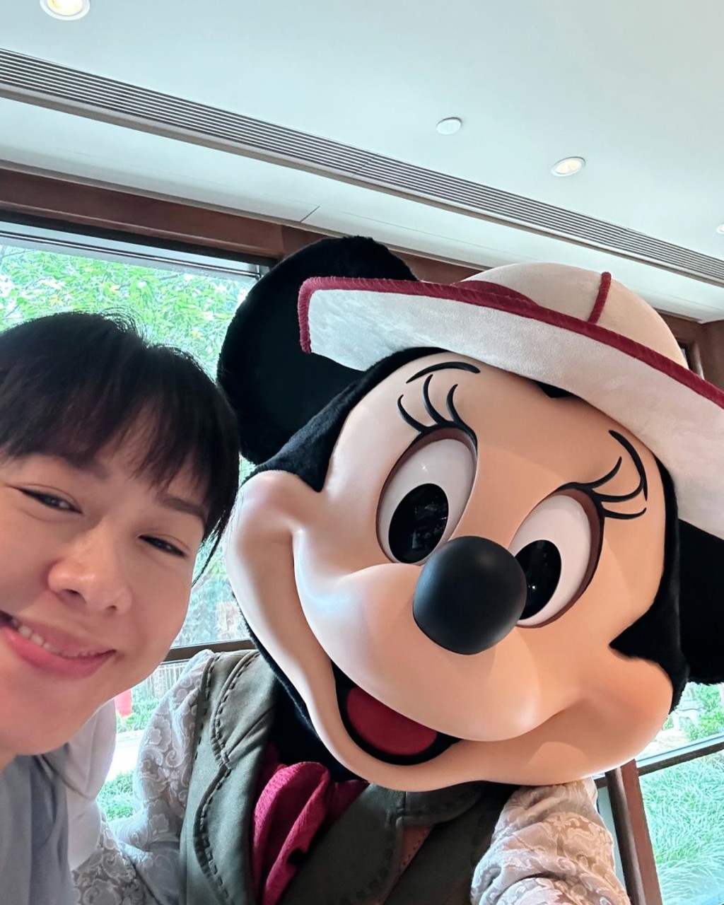 昨日（27日）林嘉欣在IG分享與細女Sofie到迪士尼狂歡慶祝小學畢業。