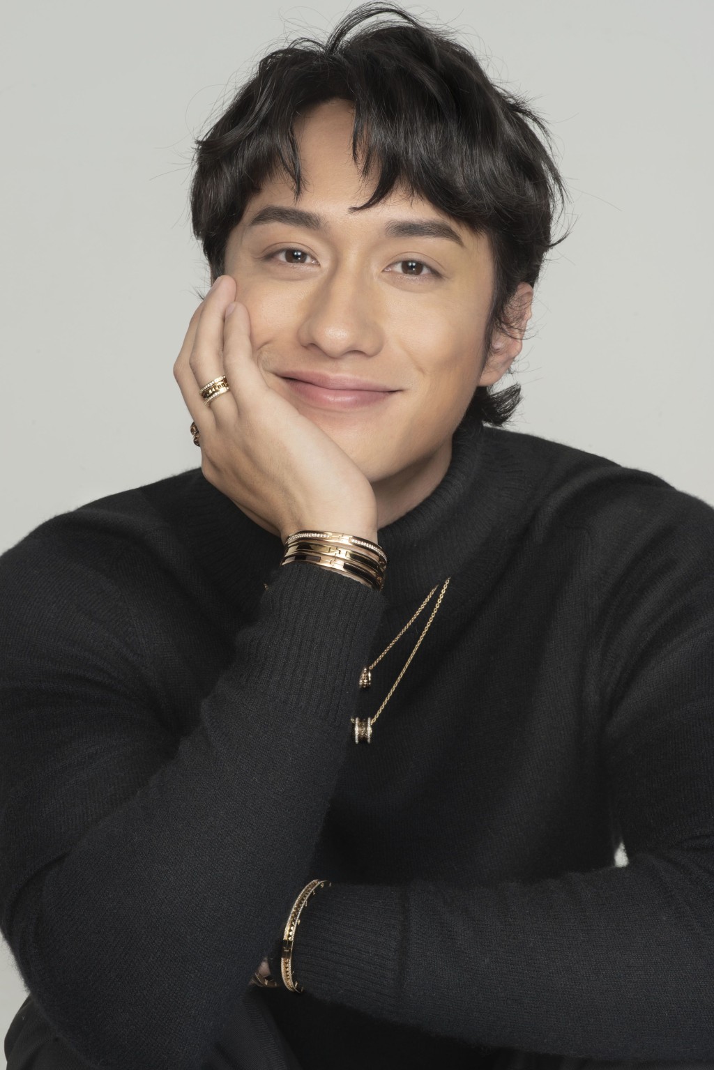 B.Zero 1系列首飾設計中性,如劉俊謙將不同款式混搭佩戴,展現男性魅力。