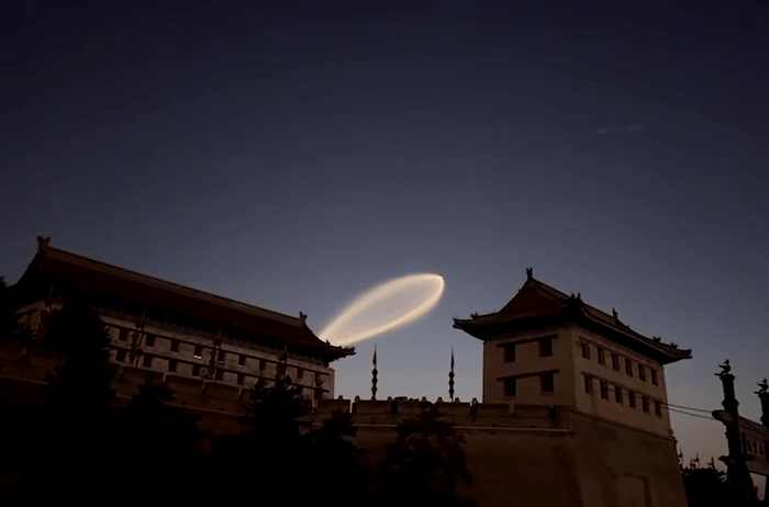 西安城牆上空驚現UFO? 西安城牆上空驚現UFO?