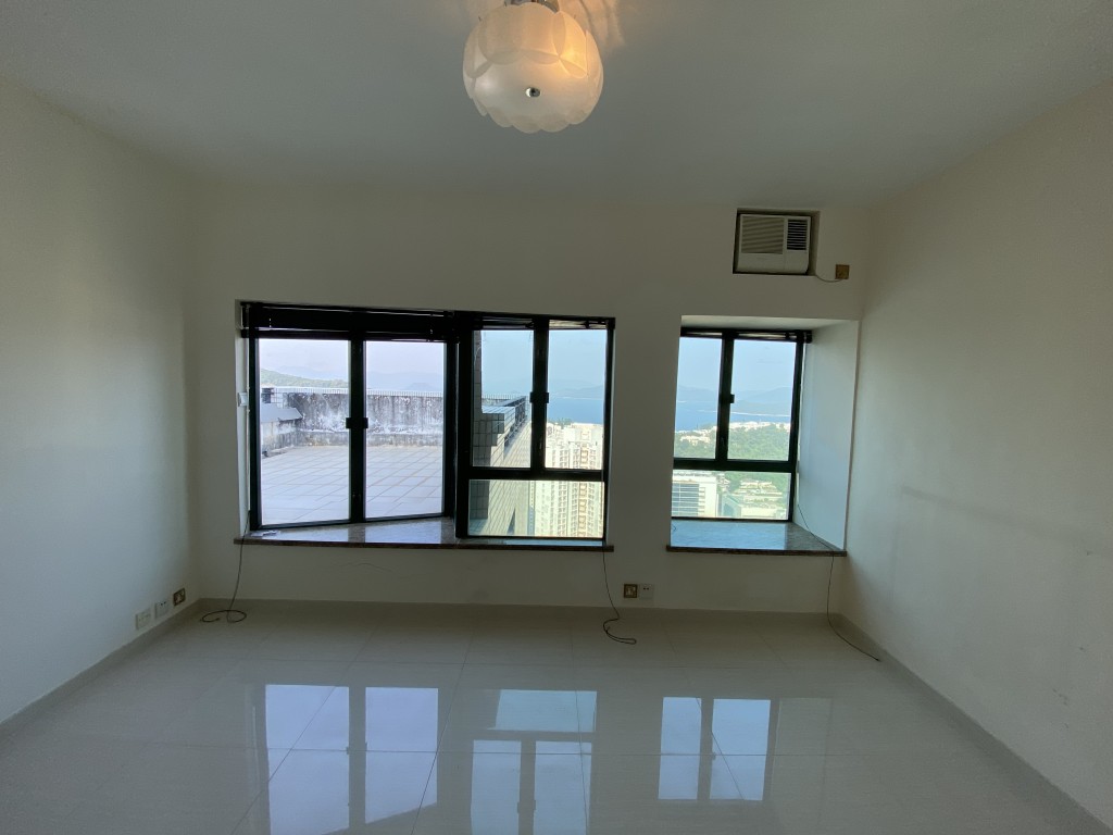 主人套房空間寬敞實用,且外連空中平台。