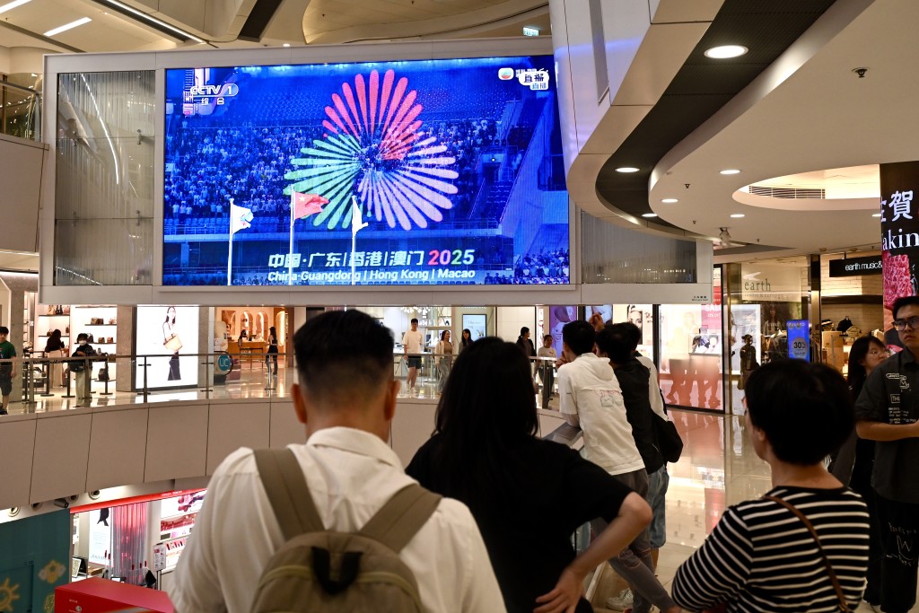 香港市民在商場觀看全運會開幕式。 香港市民在商場觀看全運會開幕式。