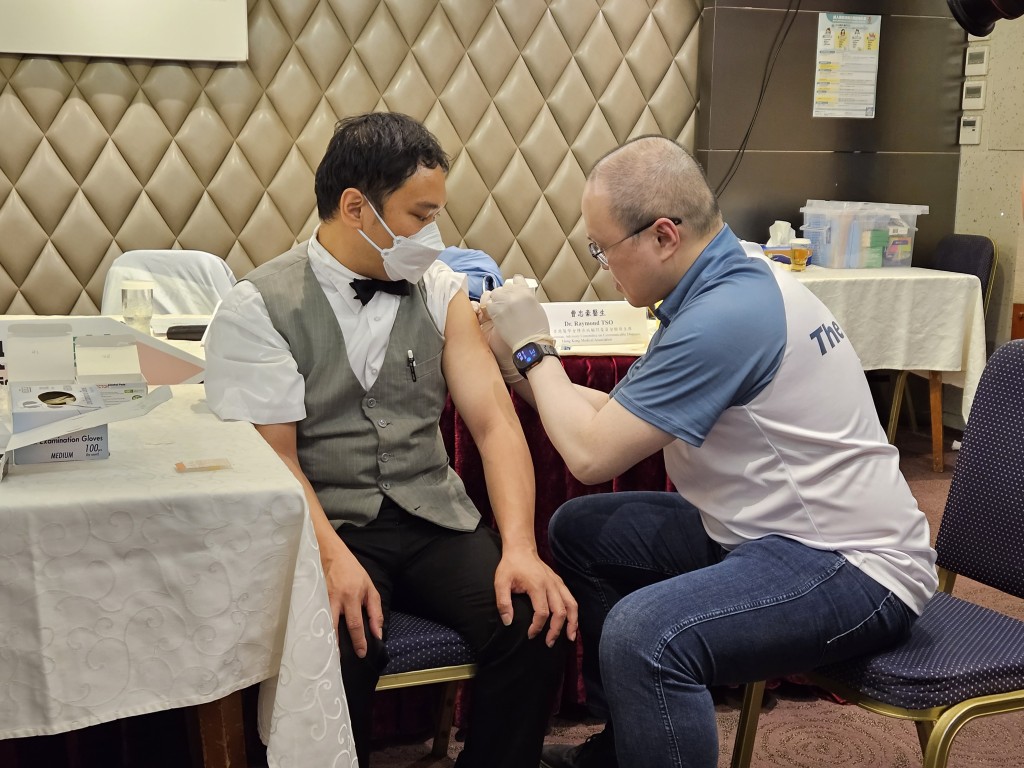 醫學會今日為從事飲食服務業的員工接種流感疫苗。