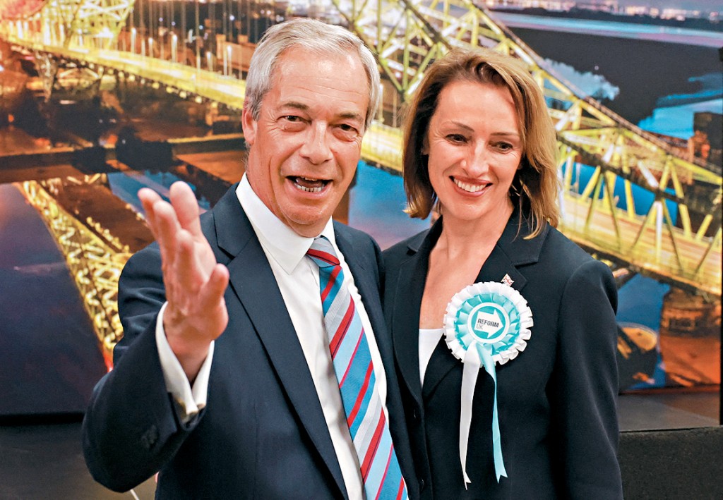 英國改革黨黨魁法拉奇（左）昨日慶祝該黨候選人波欽勝出國會議員補選。