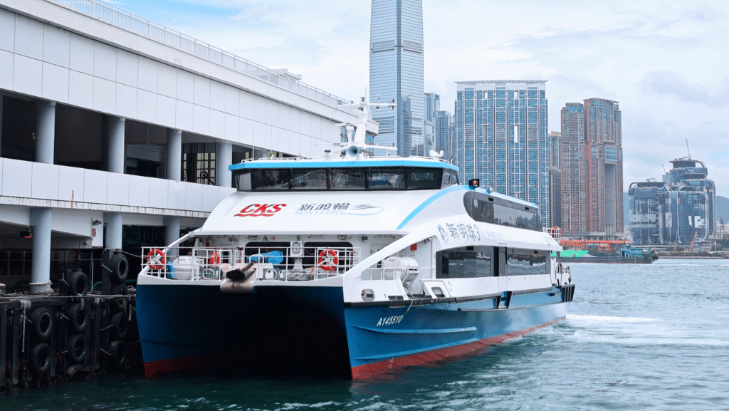 運輸署建議向新渡輪及港九小輪批出5年新牌照，中環至長洲渡輪航線加價逾12%。