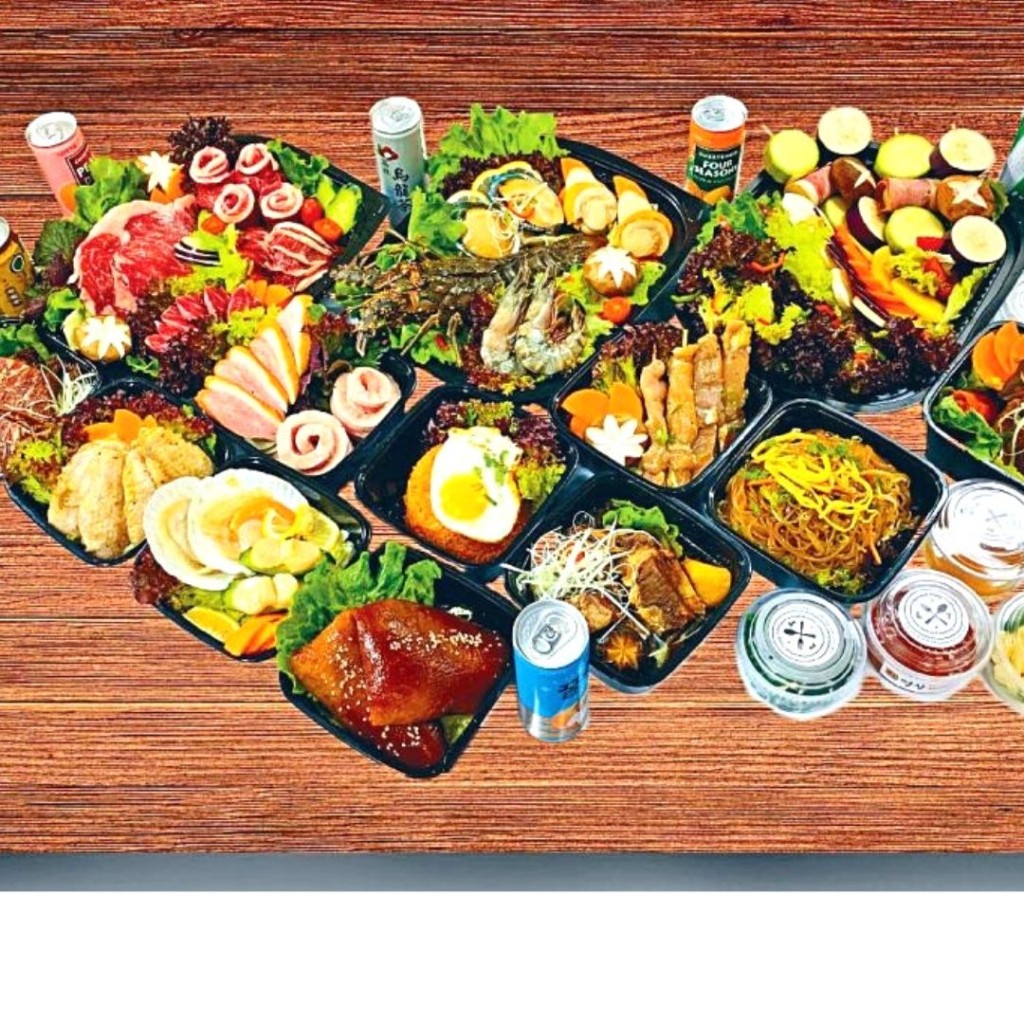 平昌BBQ兩至四人基本套餐包括前菜、燒物、蔬菜、熟食、飲品等超過十六款美食，爐具及配件按金另計。