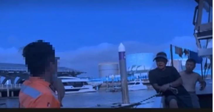 该网红驾帆船环球旅行，首站抵澎湖。在没有签证下，台湾海巡官员、马公商港一名副所长大方让该网红登岛，玩了十天。  「小红书」影片截图