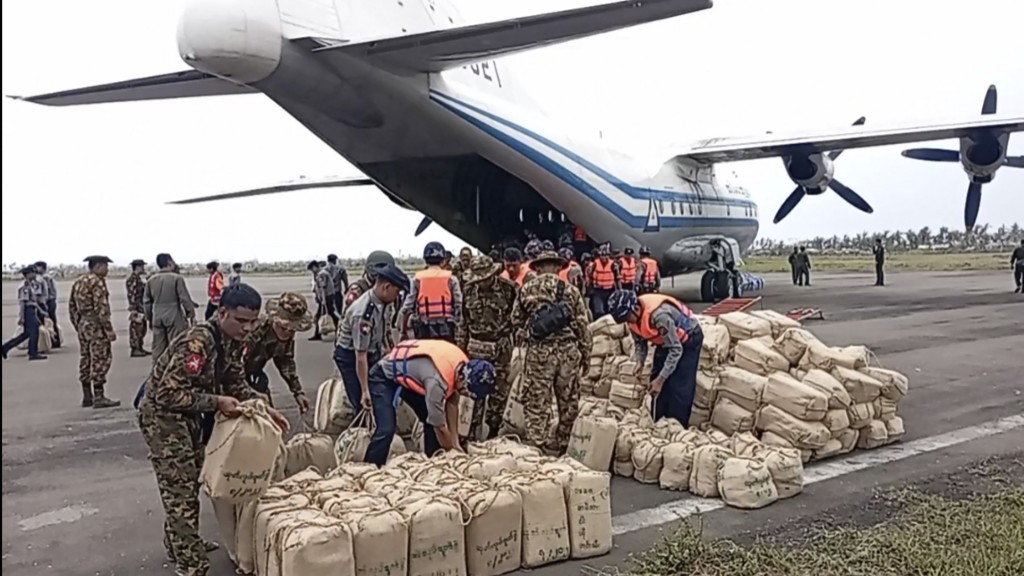 缅甸军人将救援物资运上军机准备送到实兑市。 美联社
