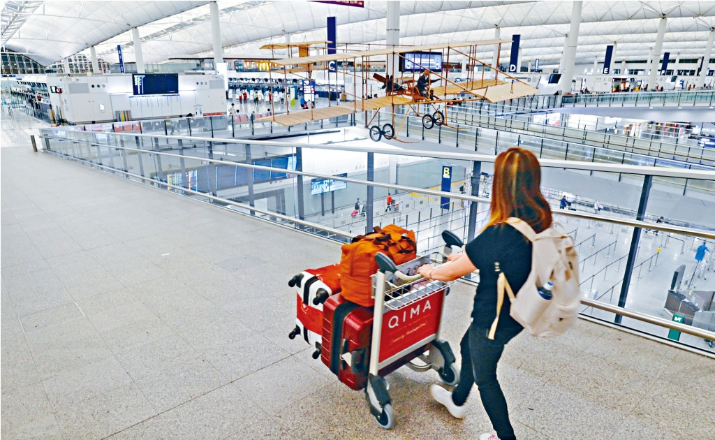 疫後港人外遊熱情持續，但現時機票價格比疫前平均上漲3成，不少市民試圖開創「平價飛」新思路。