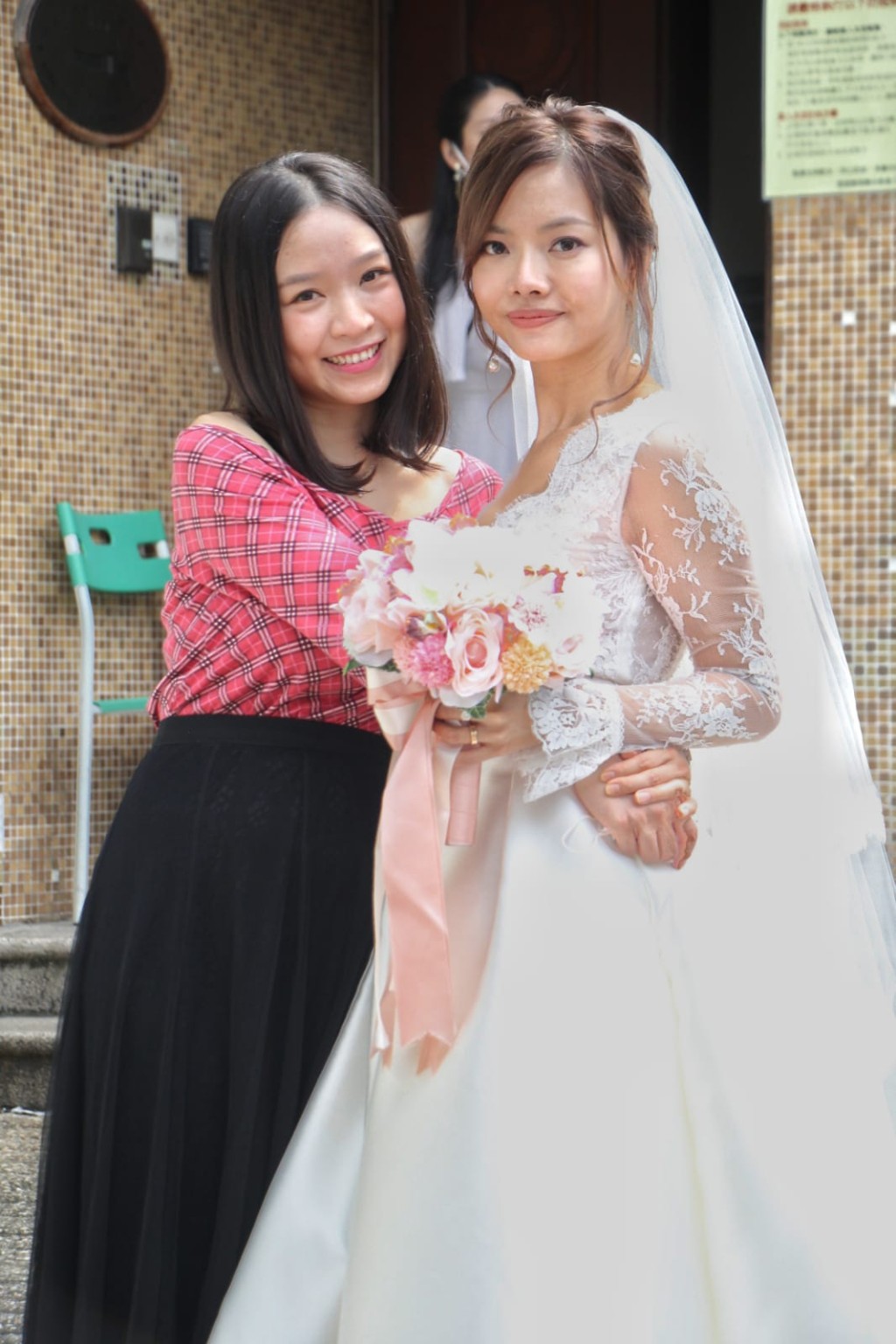 林熹瞳行禮前一晚，由胞姐林聞恩為她上頭。