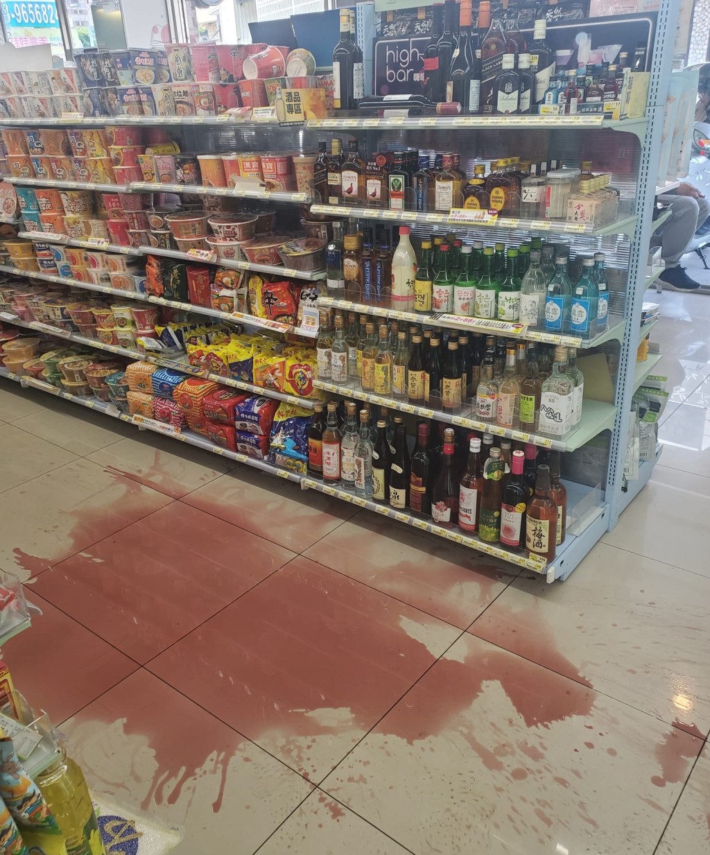 酒店附近一便利店有貨品在地震中受損，紅酒滿地。