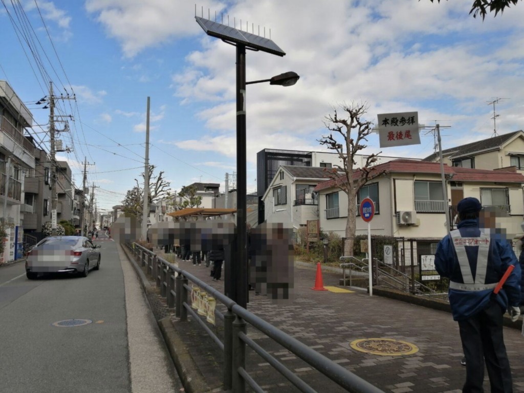 蛇窪神社門外出現數百米人龍。 網上圖片