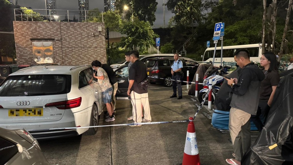 被捕两男子带署调查。 被捕两男子带署调查。