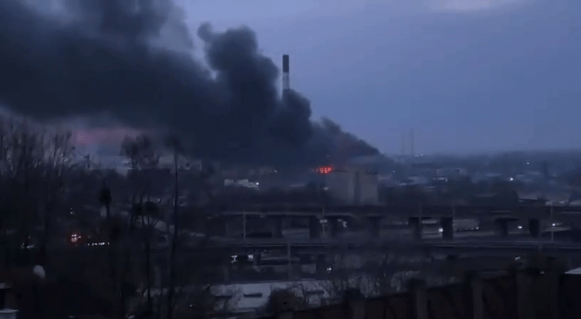 網傳基輔市一處電力廠疑因受俄軍襲擊，發生火災。網片截圖