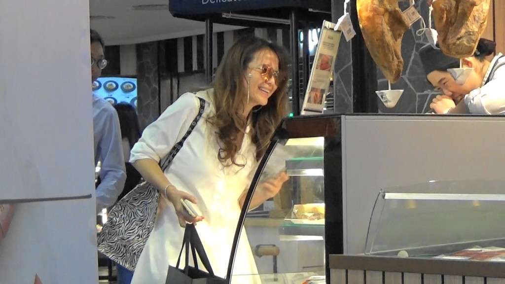 曹央雲與店員有講有笑,心情勁好。