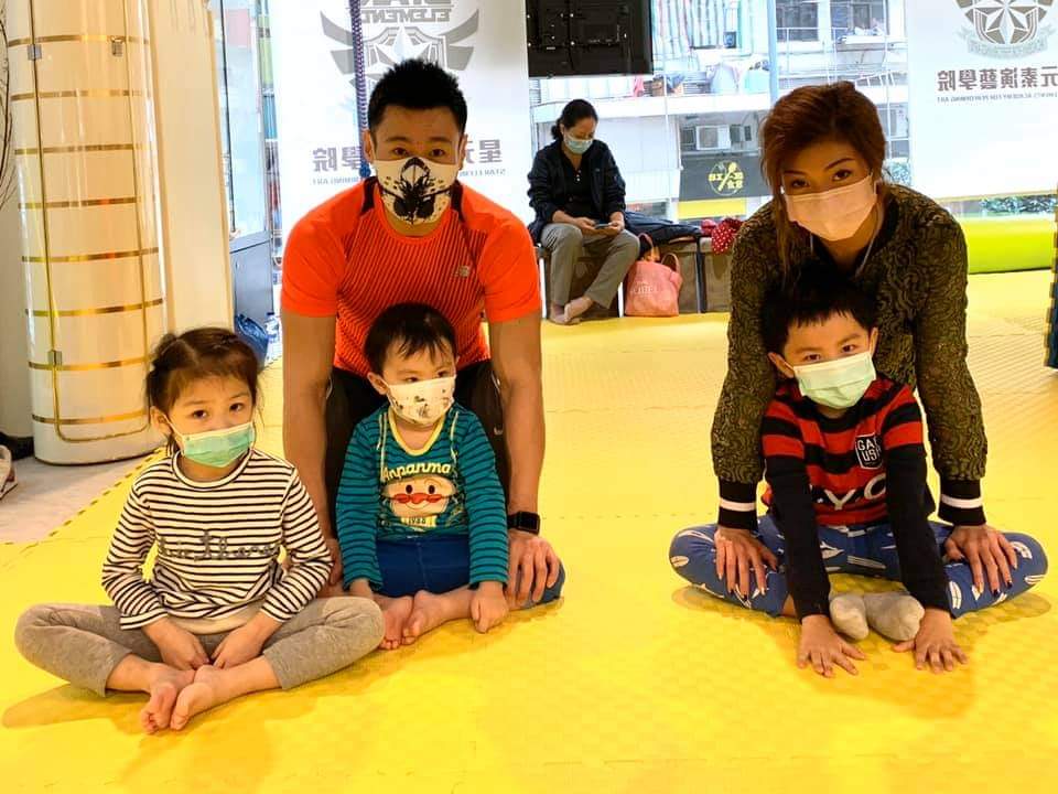 目前由她打理同男友經營嘅演藝學院。