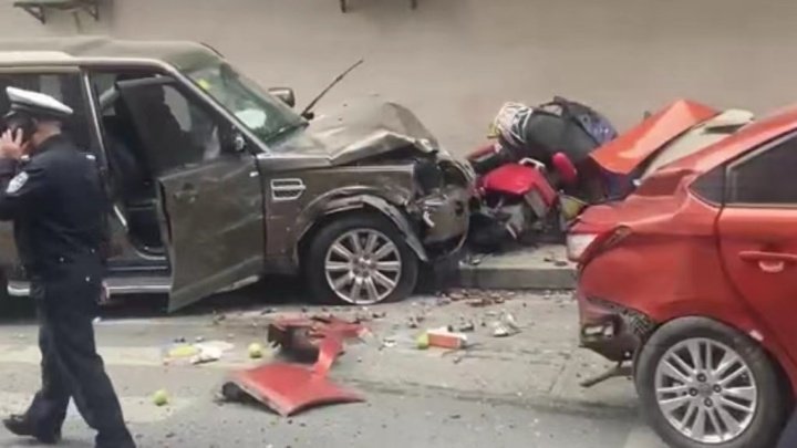 揭西越野路华失控撞人群 目击者：数人倒地不起