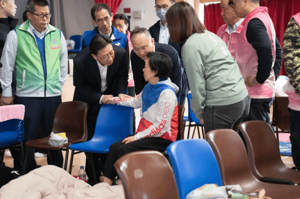 中聯辦主任周霽（左）及港澳辦副主任農融（右）到訪位於大埔社區中心的臨時庇護中心。中聯辦圖片