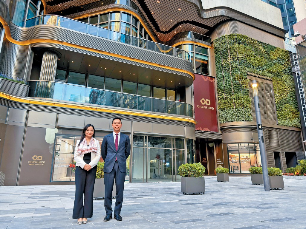 宏安鄧灝康（右）表示，樓價今年已經觸底，料明年會有約5%升幅。旁為程德韻。