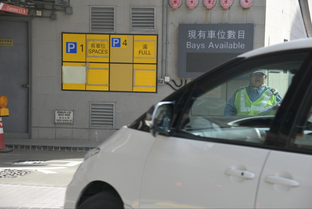 機場私家車長期停車位全部泊滿情況。黃偉強攝