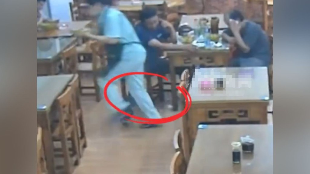閉路電視拍下男食客故意伸腳絆倒侍應的情況。浪潮新聞