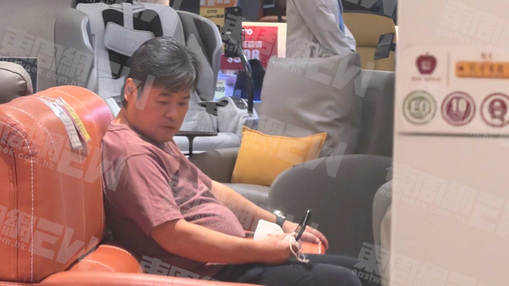 韋家雄日前完成電台訪問，並未有與同行友人多作消遣。（《東周刊》圖片）