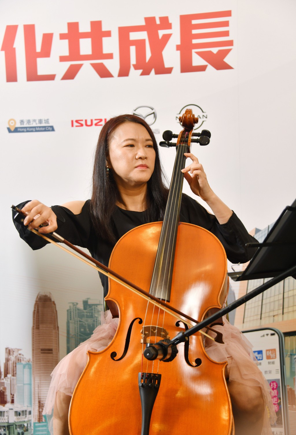 香港业馀管弦乐团团长苏洁明Moon演奏大提琴。
